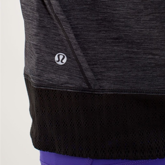 NEW Lululemon Sun Runner Short Sleeve
in Heathered Black & Black Lace. 
Size 8. - Picture 5 of 8